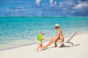 Fototapeta na wymiar Woman and child in paradise (Maldives)