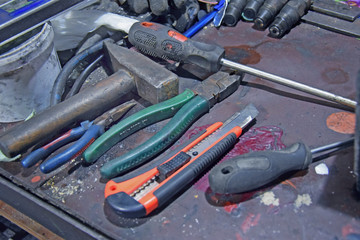 Narzędzia leżące na brudnym stole