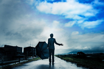 傘を差すビジネスマン,雨上がりの空
