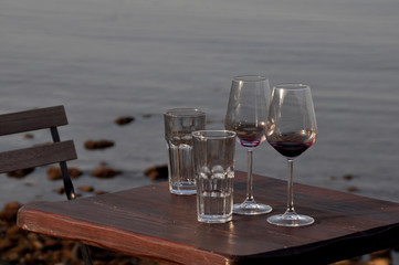 Leere Weingläser auf Restauranttisch