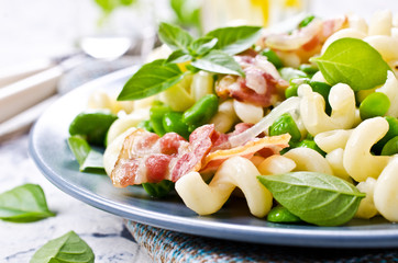 Pasta with bacon and vegetables