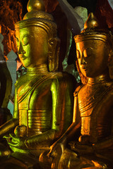 Obraz premium Golden Buddha statues in Pindaya Caves, Myanmar