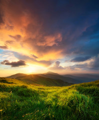 Fototapeta premium Górska dolina podczas wschodu słońca. Naturalny krajobraz lato