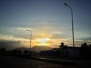 parcheggio vuoto al tramonto