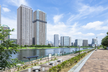 運河沿いの越中島公園とタワーマンション