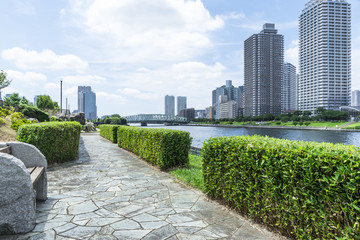 運河沿いの越中島公園とタワーマンション