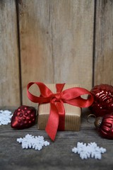 Weihnachtsgeschenk mit roter Schleife  - Weihnachtskarte