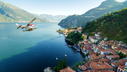 Idrovolante in volo sopra Varenna - Lago di Como (IT)
