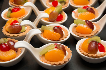  mini fruit tart in white cup