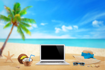 Obraz na płótnie Canvas Laptop with blank screen on beach. Hard woork on vocation.