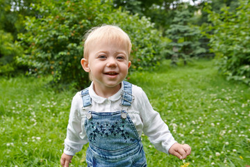 Маленькая девочка улыбается на прогулке в парке © evafesenuk