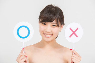 美容について判定する女性