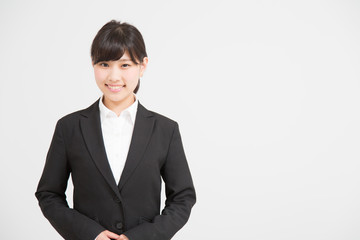 ポーズをとるスーツの女性