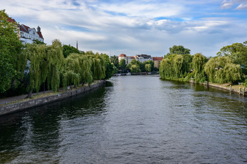 Fototapeta na wymiar Historisches Kanalisierungsprojekt: Blick von der Hansabrücke auf den Moabiter Spreebogen