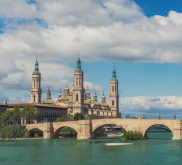 Naklejka premium Basilica Our Lady Pillar In Zaragoza With The Bridge And River