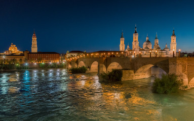 Obraz premium Basilica Our Lady Pillar In Zaragoza And the Bridge In Spain At Night