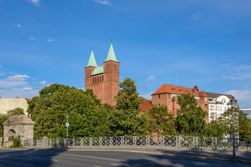 Berliner Erlöserkirche mit anschließendem Gemeindehaus von der Gotzkowskybrücke aus