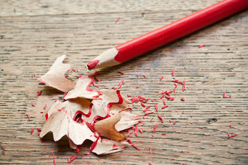 crayon de couleur rouge et taillure sur bureau d'écolier ancien