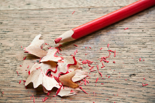 crayon de couleur rouge et taillure sur bureau d'&eacute;colier ancien