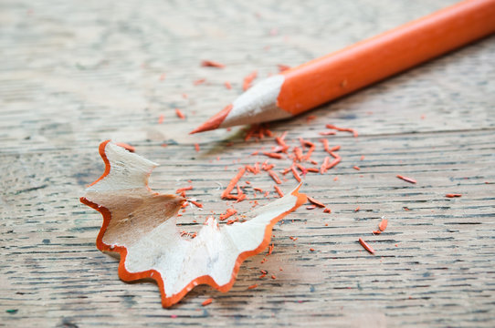 crayon de couleur orange et taillure sur bureau d'&eacute;colier ancien
