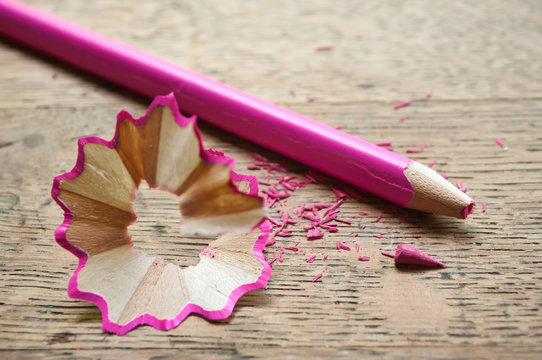 crayon de couleur rose, et taillure sur bureau d'&eacute;colier ancien