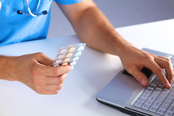 Obraz premium the doctor writes a prescription pill on the computer