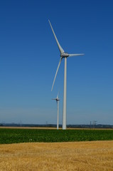 Parc &eacute;olien dans la plaine de Caen (R&eacute;gion de Caen-Normandie)