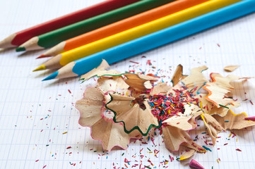 crayons de couleur et taillures sur cahier d'écolier