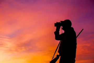 Foto auf Acrylglas Jagd Gewehr-Jäger silhouettiert bei Sonnenaufgang