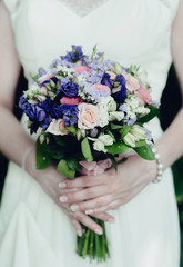 Obraz na płótnie Canvas the bride holds a wedding bouquet