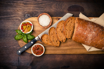 Ein Laib Ciabatta mit Antipasti
