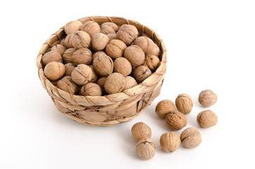 Korb mit Walnüssen