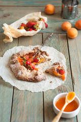 dolce alle albicocche, fragole e miele