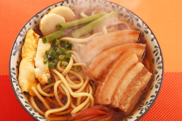 沖縄伝統の三枚肉そば
