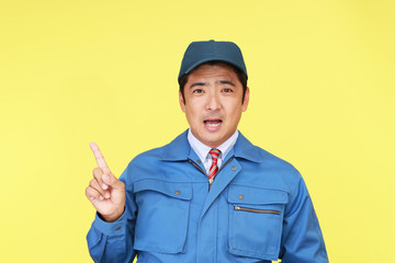 指示する笑顔の労働者