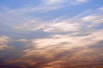 Obraz premium Niebo i chmury / Niebo i chmury o wschodzie słońca.