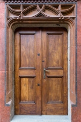 portal with old refurbished doors - 116965235