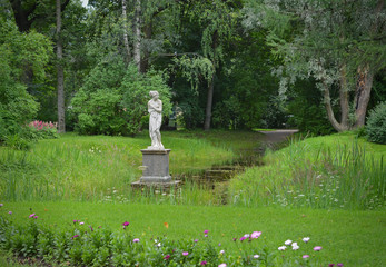 Пейзаж с прудом и женской скульптурой в парке Павловска. © Рolya