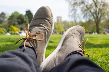Schuhe auf Sommerwiese