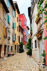 Naklejki  Kolorowa ulica na Starym Mieście w Rovijn, Chorwacja