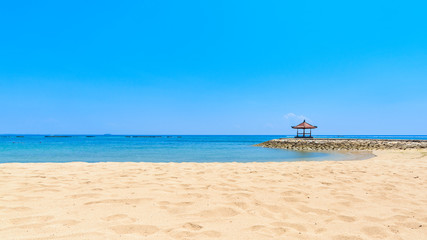 Fototapeta na wymiar Shady pagola overlooking beautiful tropical beach