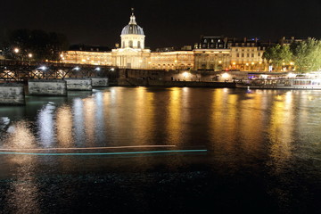 Fototapeta na wymiar Night at the Seine River in Beautiful Paris during summer France
