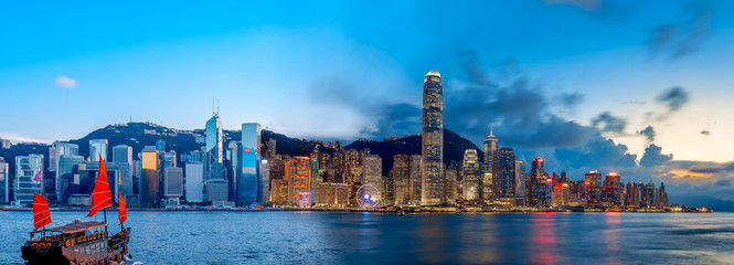 Fototapeta premium Port Wiktorii w Hongkongu w magicznej godzinie