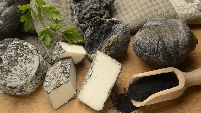 Ricotta di ch&egrave;vre sazonada in coal und bread al carbone vegetale