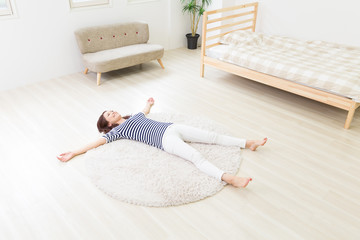 部屋でリラックスする女性　寝る