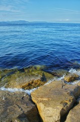 岩場の波打ち際