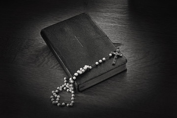 Gebetbuch mit Rosenkranz