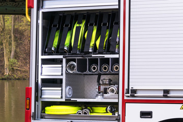 Feuerwehrausrüstung in einem Löschgruppen Fahrzeug