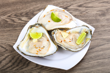 Raw oysters with lime