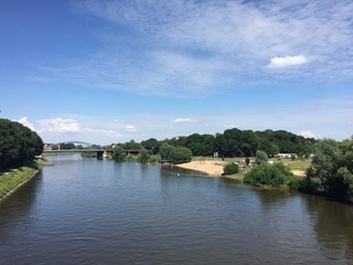 Fototapeta na wymiar Fluss Weser mit Strand im Sommer